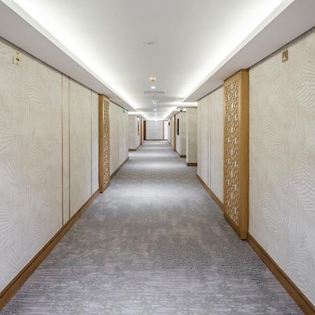 Taiba Suites Madinah Medina Exterior foto A corridor at the hotel