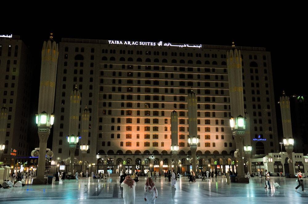 Taiba Suites Madinah Medina Exterior foto The hotel at night