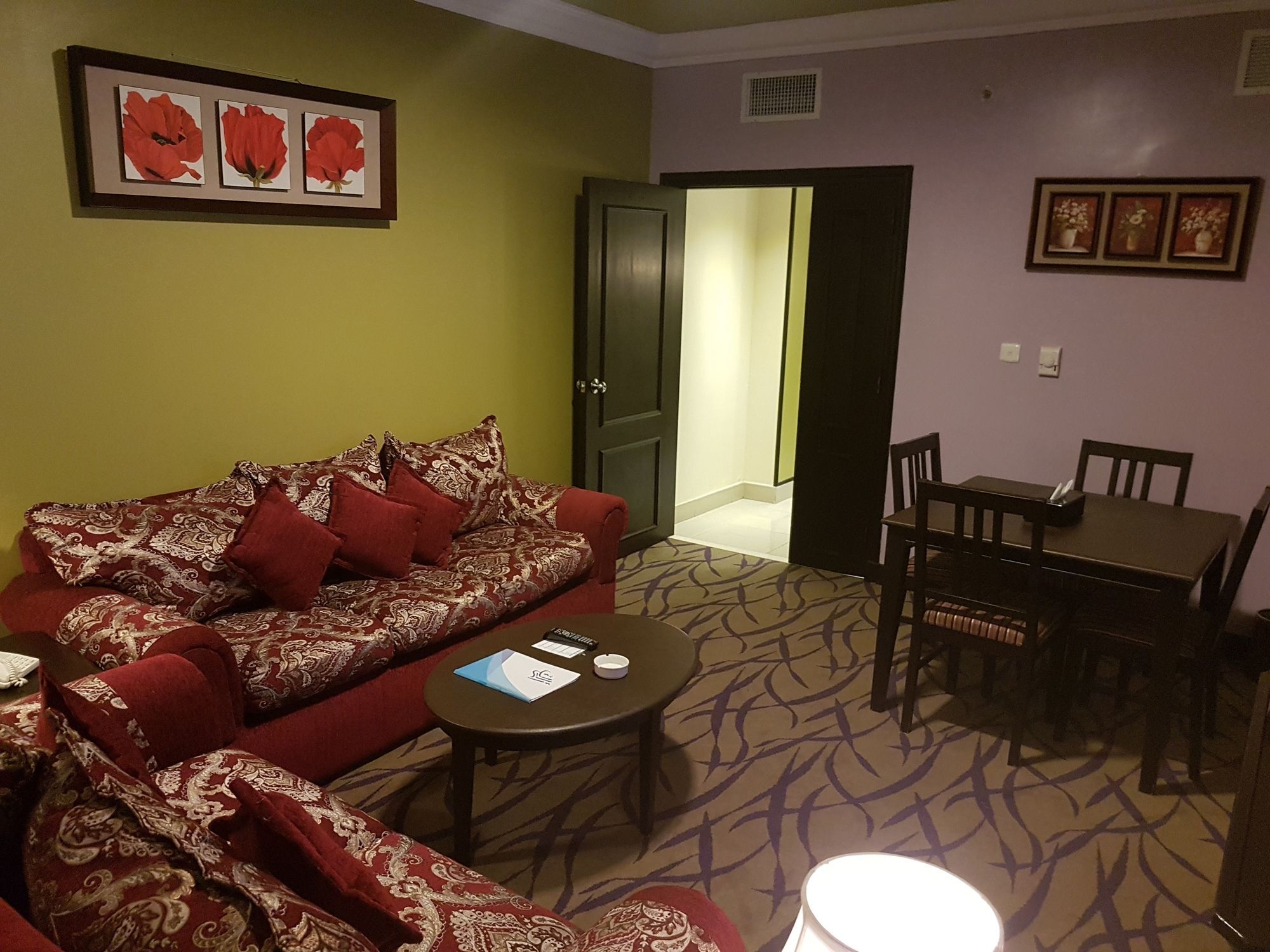 Taiba Suites Madinah Medina Exterior foto Living room of a suite at the MGM Grand
