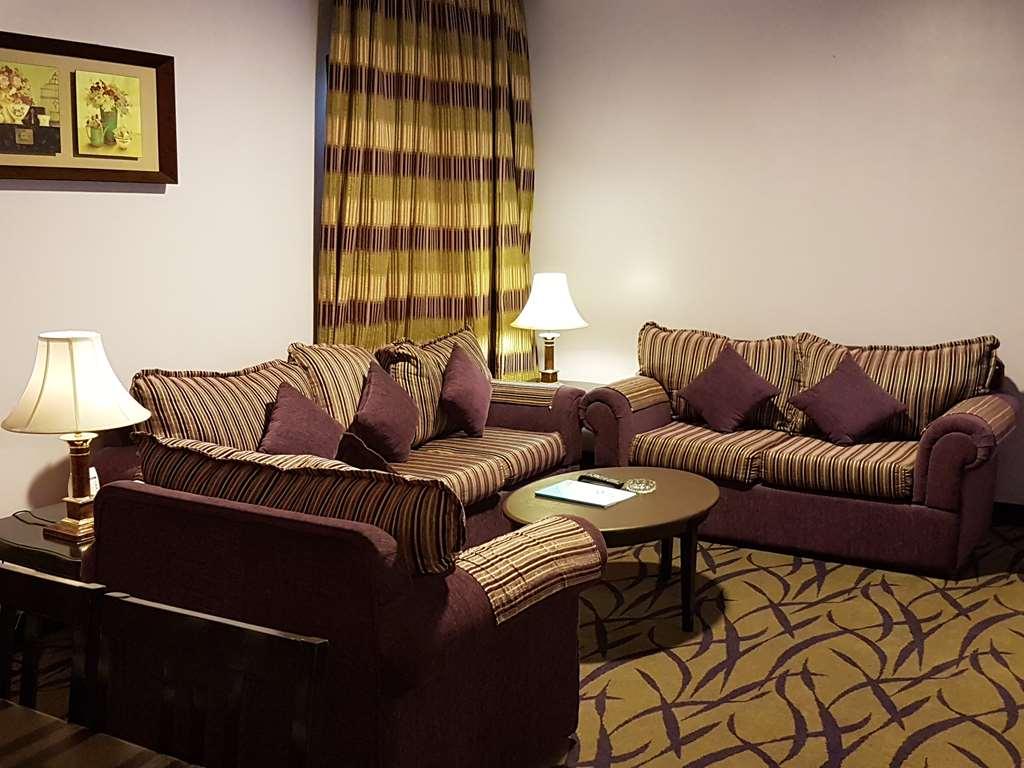 Taiba Suites Madinah Medina Cameră foto A living room