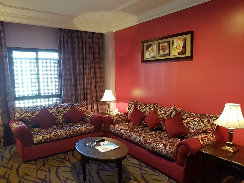 Taiba Suites Madinah Medina Cameră foto A living room in a suite at the Grand Hotel